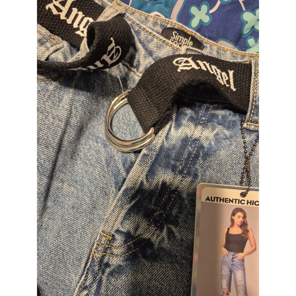 Simple Society NWT High Rise Distressed Mom Jeans | Angel Belt | Light Wash - Picture 9 of 15